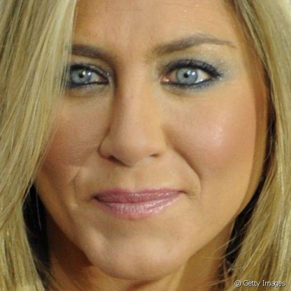 Tons mais claros trazem um ar angelical a quem j? tem o olho azul ou verde-claro, como Jennifer Aniston, que usou esse look no Festival Internacional de Cinema de Toronto, em 2013